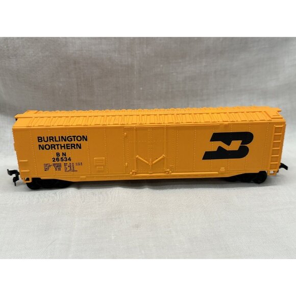 Bachmann HO Scale Burlington Northern B N 26534 Yellow Boxcar Model Train Collec - Picture 7 of 10